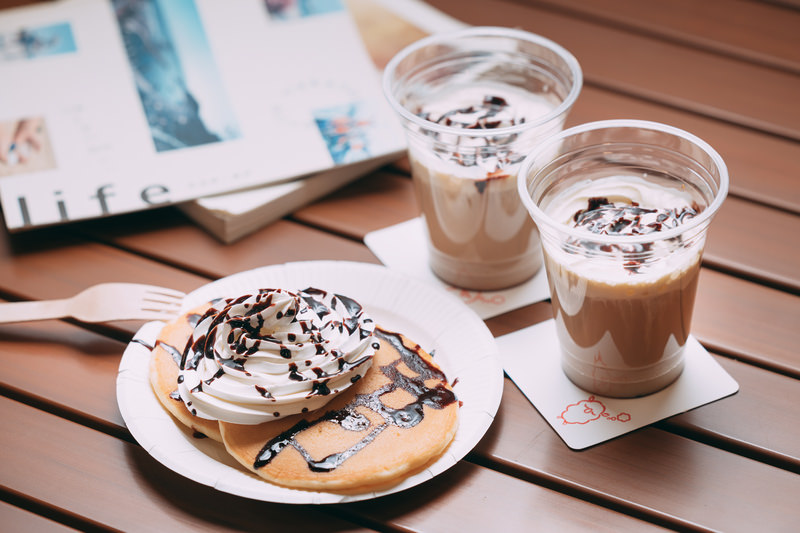 チョコレートシロップをかけたパンケーキと飲み物